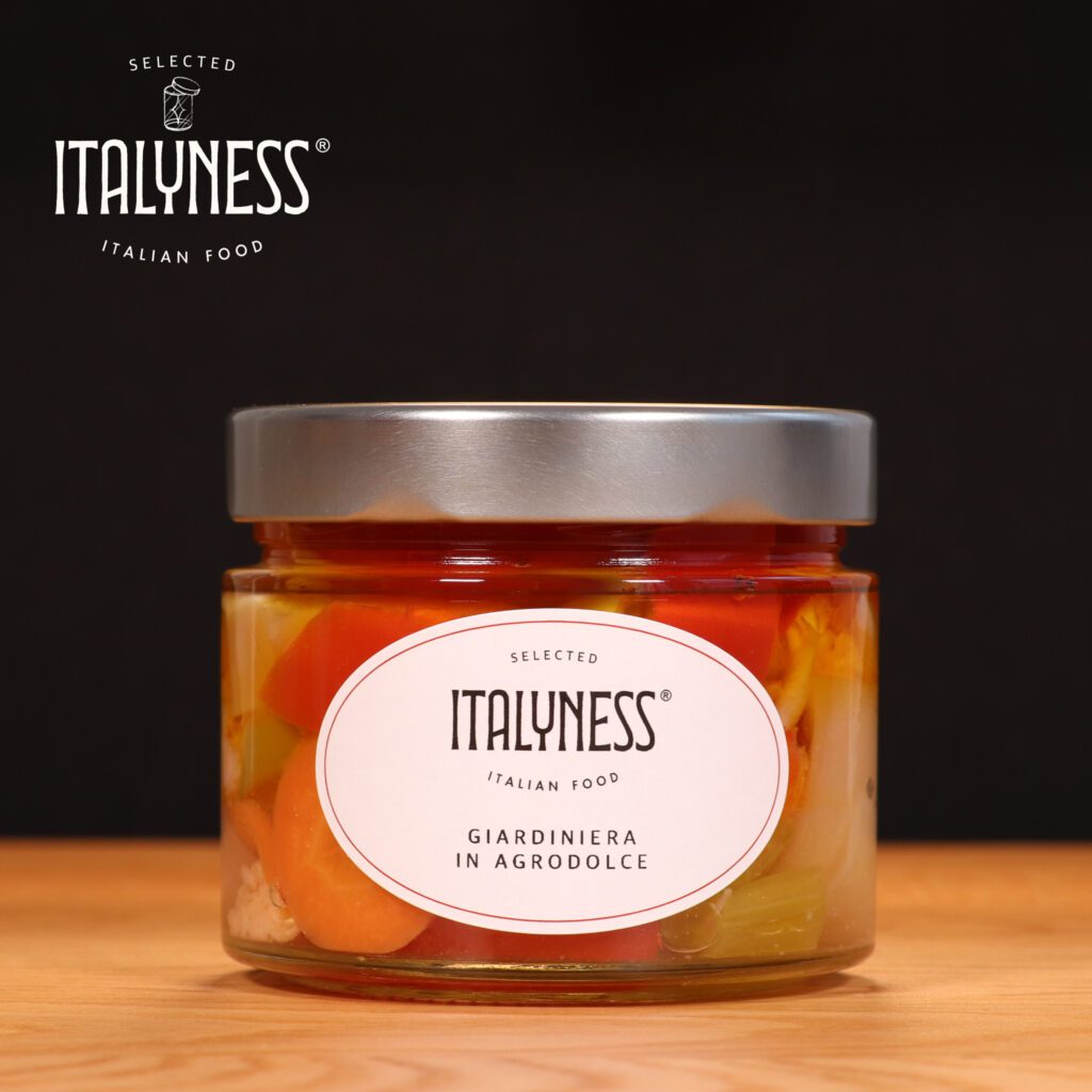 Giardiniera in pezzi in agrodolce in vaso di vetro