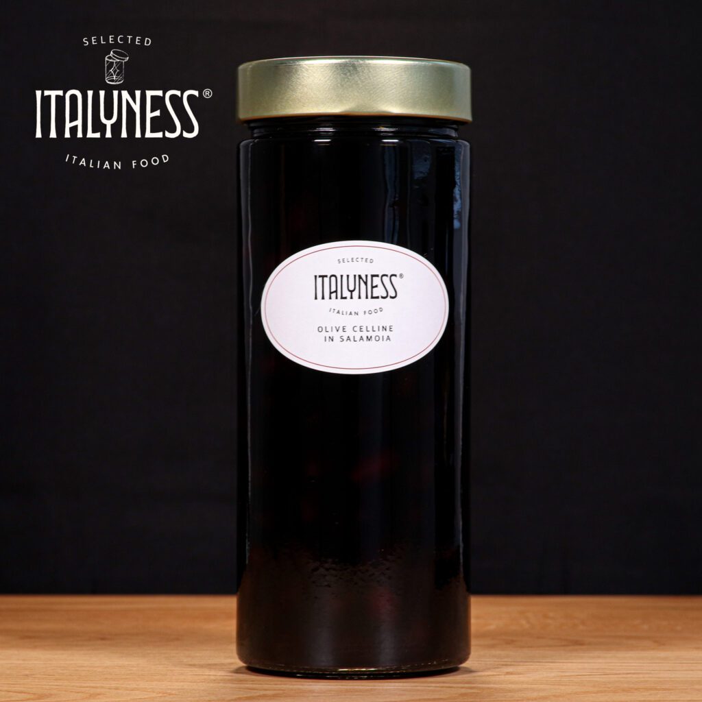 olive celline in salamoia in vaso di vetro