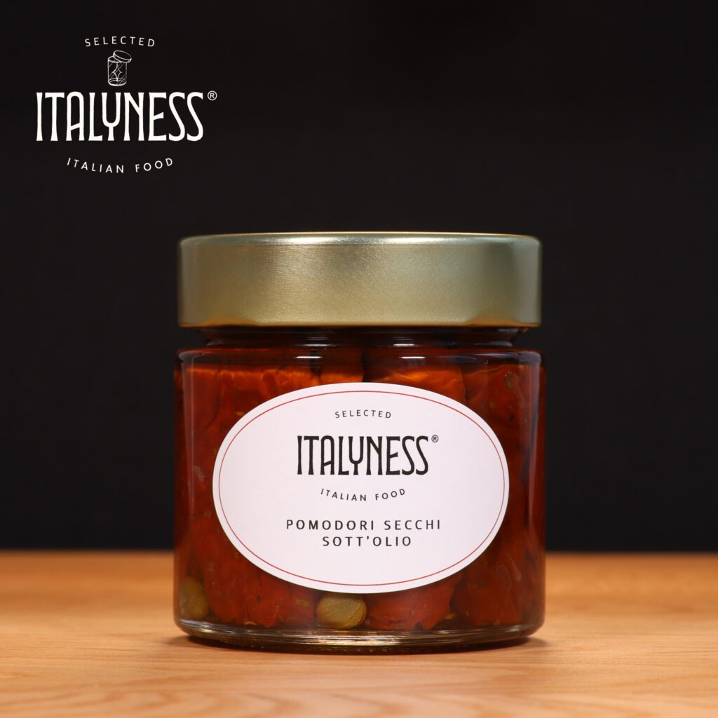pomodori secchi con capperi e aromi sottolio in vaso di vetro