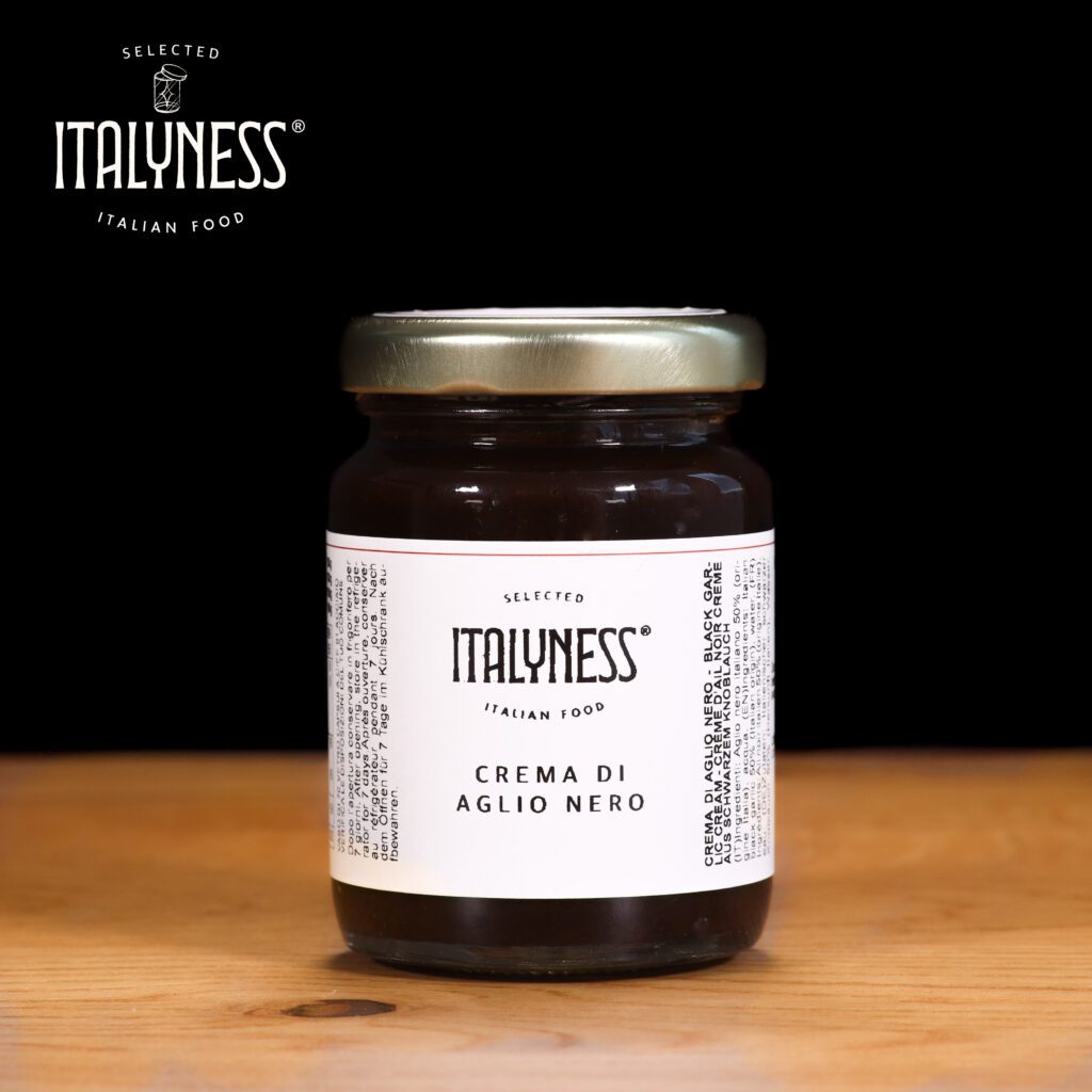crema di aglio nero in vasetto di vetro